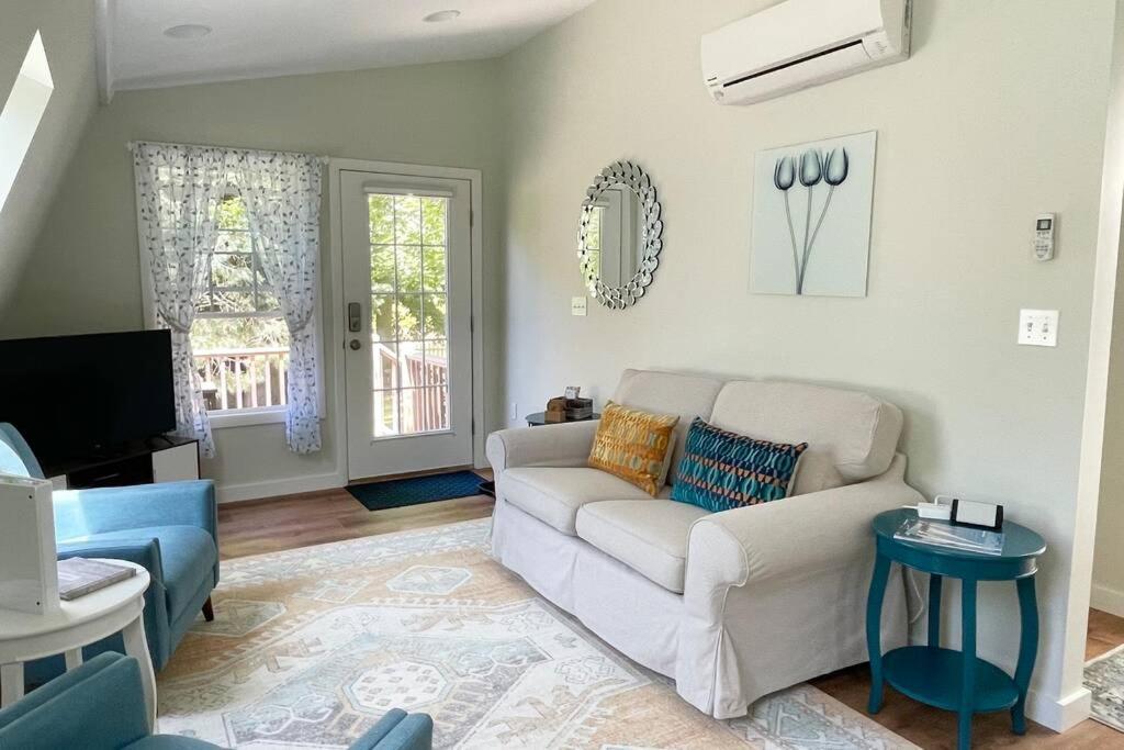 Newly Renovated Carriage House Near Town & Beaches 매디슨 외부 사진