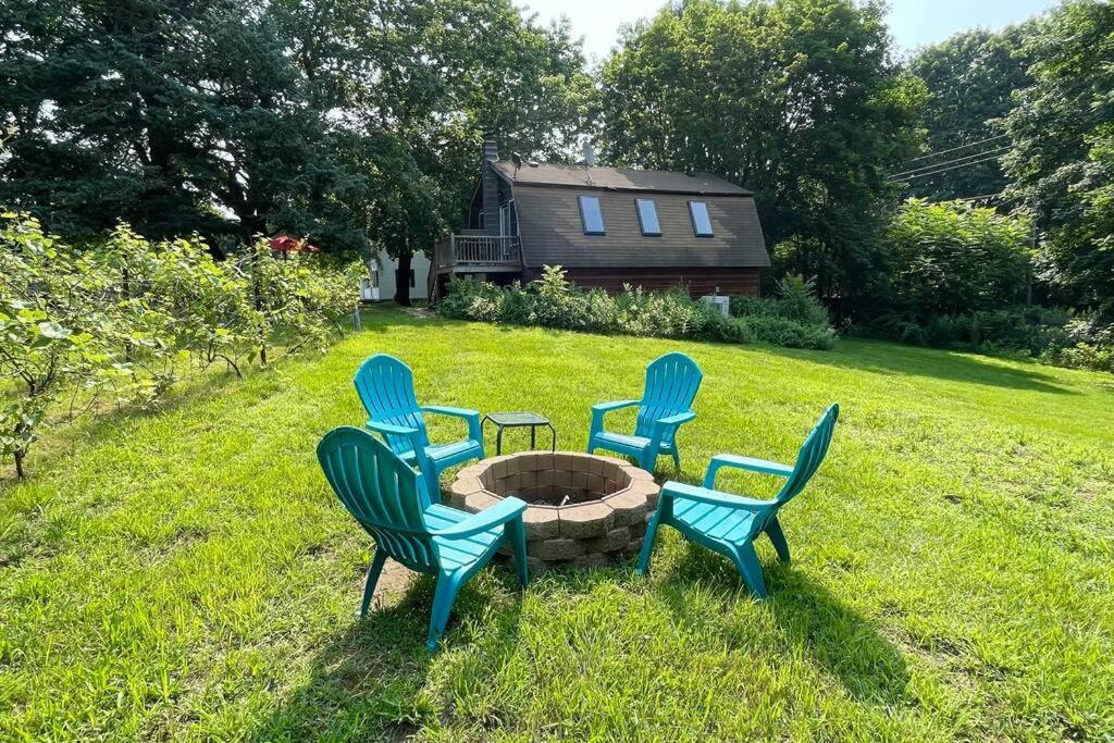 Newly Renovated Carriage House Near Town & Beaches 매디슨 외부 사진